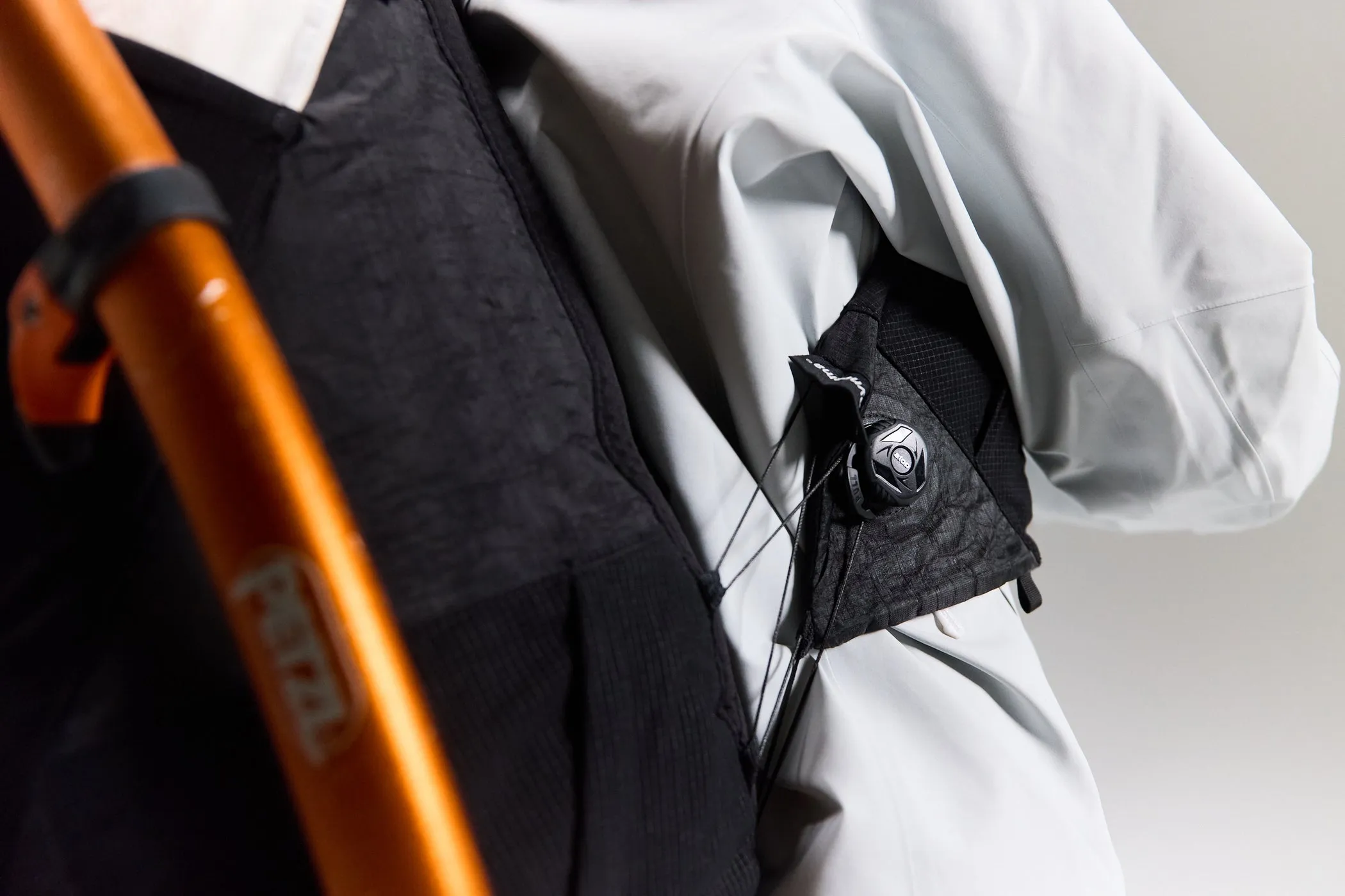 Close view of the Atop cable dial on the Samaya Ultra Pace vest harness